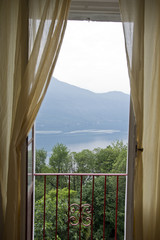 Blick aus einem Zimmer über den Lago Maggiore