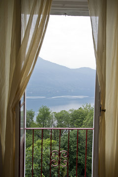 Blick aus einem Zimmer &uuml;ber den Lago Maggiore