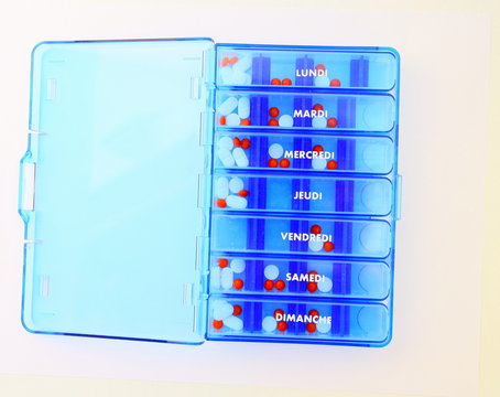 pilulier,semainier,boite de m&eacute;dicaments
