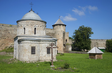 Fototapeta na wymiar Никольская церковь и Воротная башня в Ивангородской крепости