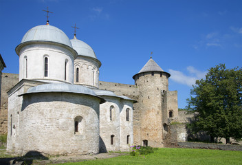 Fototapeta na wymiar Успенская церковь и Воротная башня в Ивангородской крепости