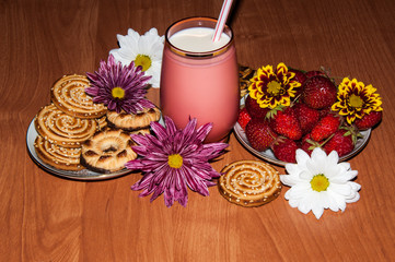 Strawberries milkshake and cookies,