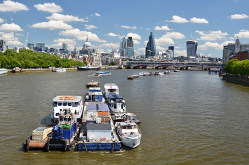Naklejka premium London across Thames river
