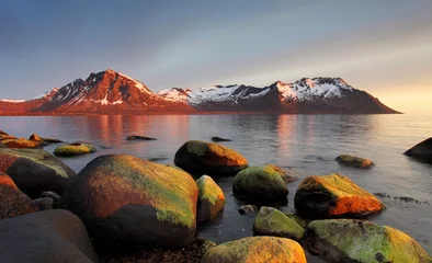 Selbstklebende Fototapete Skandinavien Sonnenuntergang an der norwegischen Küste, Senja