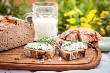 Rustic bread with cottage cheese, for breakfast or snack.