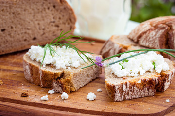 Rustic bread with cottage cheese, for breakfast or snack.