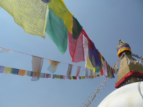 Fahnen an Stupa