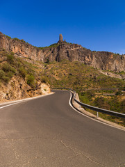 Gebirgsstraße und Roque Nublo auf Gran Canaria