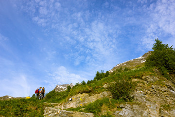Fototapeta premium Amici fanno trekking in montagna
