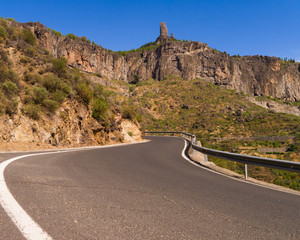 Gebirgsstraße und Roque Nublo auf Gran Canaria
