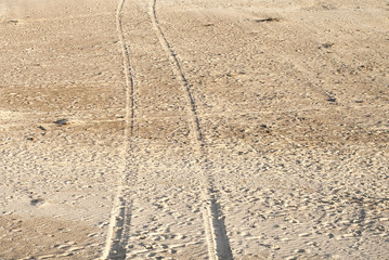 Fototapeta na wymiar ślady opon na piasku
