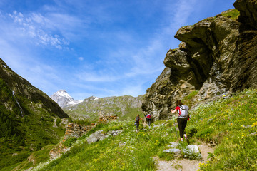 Fototapeta na wymiar Amici fanno trekking in montagna