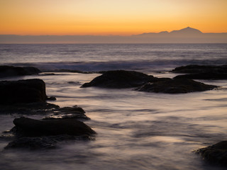 Fototapeta premium Küste Gran Canarias und Insel Teneriffa im Abendlicht