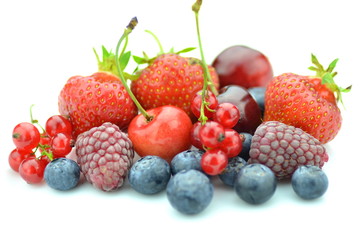Fototapeta na wymiar mieszanka owoców, truskawki, czereśnie, porzeczki i jagody