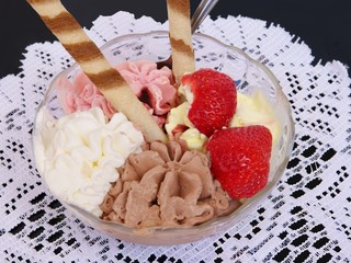 ice cream with strawberries and cookies