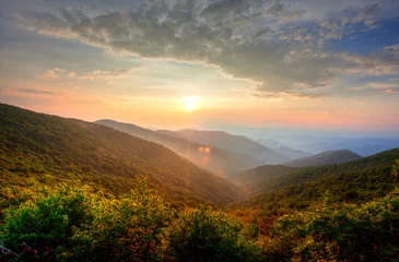 Tuinposter Zonsondergang in de bergen © Kevin Carden
