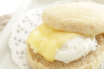 Obraz na płótnie Canvas poached egg and chesse in English muffin for gourmet sandwich 