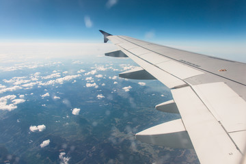 Obraz premium Airplane wing out of window