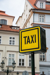 Obraz premium Taxi sign during the daylight hours