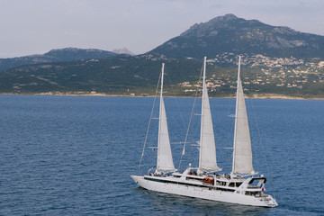 Voilier quittant le port de Calvi