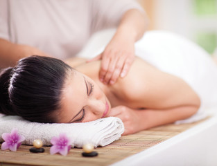 Obraz na płótnie Canvas Beautiful woman having a wellness back massage