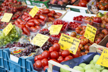 verschiedene Sorten Tomaten auf einem Wochenmarkt