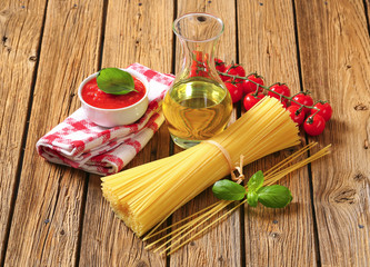 Dried spaghetti, tomato puree and olive oil