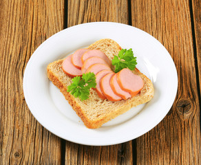 Whole wheat bread with sliced sausage