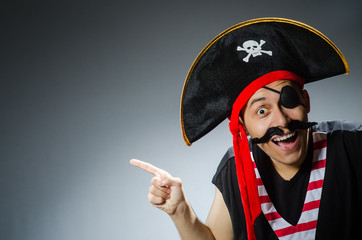 Fototapeta premium Zabawny pirat w ciemnym studio