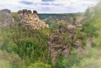 Fototapeta na wymiar Aussicht von der Bastei im Elbsandsteingebirge