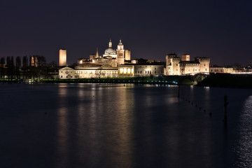 Obraz premium Skyline of Mantua, Italy, at night