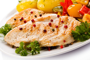 Grilled chicken fillet and vegetables