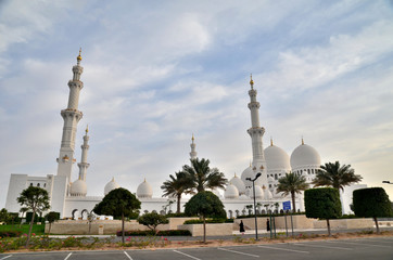 Fototapeta na wymiar Sheikh Zayed mosque in Abu Dhabi, United Arab Emirates