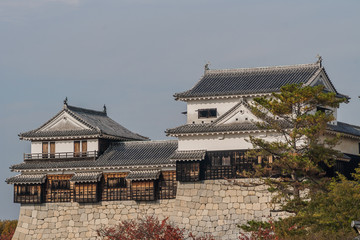 松山城の小天守と多聞櫓と南隅櫓