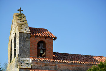 Fototapeta na wymiar tejado y campanario de una iglesia