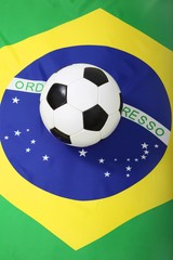 Obraz premium Klassischer Fußball auf Flagge von Brasilien
