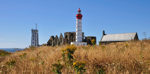 L'abbaye,sémaphore,l'église et phare de la pointe Saint-Mathieu © aquaphoto