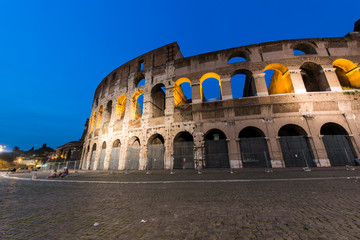 Obraz premium Famous colosseum during evening hours