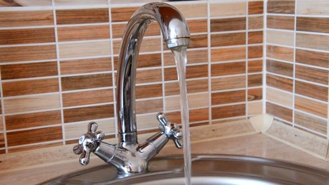 Струя воды льется из крана