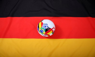 Fussball mit Flaggen-Symbolen auf Flagge von Deutschland