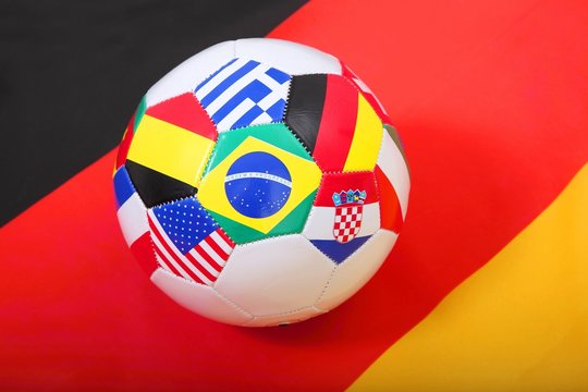 Fussball mit Flaggen-Symbolen auf Flagge von Deutschland