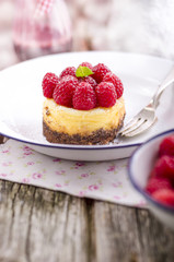 Hausgemachte Minikäsekuchen mit Himbeeren