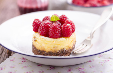 Hausgemachte Minikäsekuchen mit Himbeeren