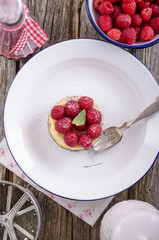 Hausgemachte Minikäsekuchen mit Himbeeren