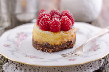 Hausgemachte Minikäsekuchen mit Himbeeren