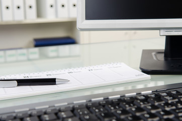 ausschnitt von einem büroschreibtisch