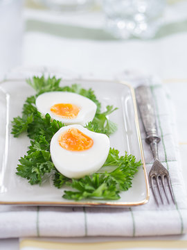 Hartgekochte Eier mit Petersilie auf einem Teller