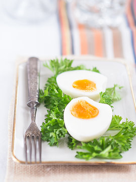 Hartgekochte Eier mit Petersilie auf einem Teller