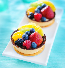 tart aux fruits desserts on a plate with blue table cloth