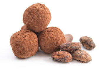 Pralinen und Kakaobohnen